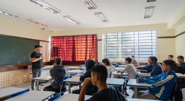 Governo descumpre a lei e não aplica verbas da educação para o Ensino Médio