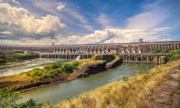 Consumidores pressionam Lula contra possível tarifa de Itaipu de US$ 15