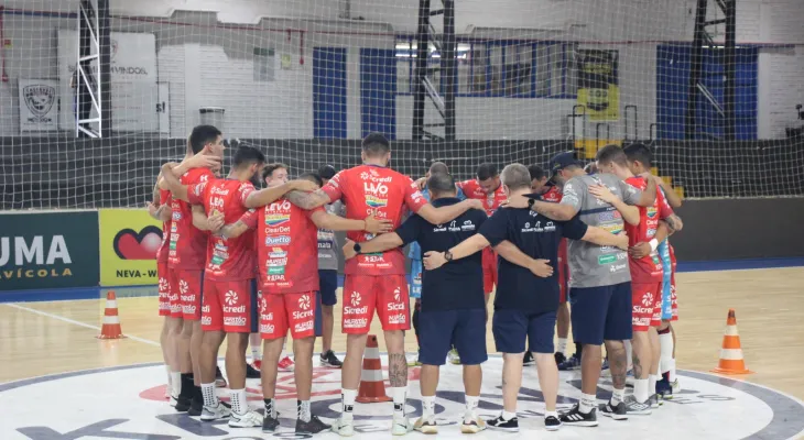Um clássico no primeiro amistoso para matar a saudade de casa