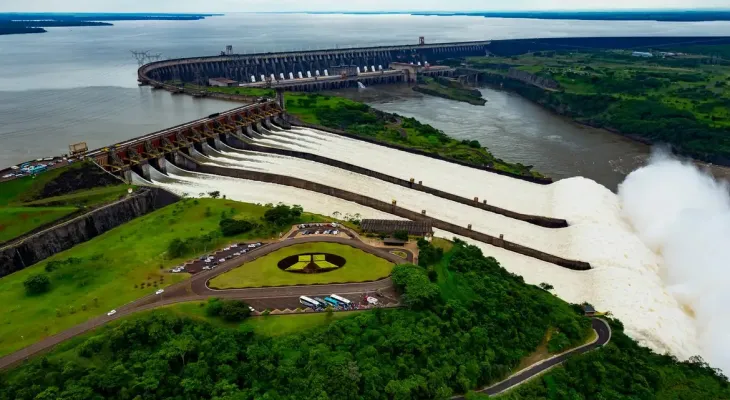 Dívida quitada, caixa bilionário: por que a energia de Itaipu ainda custa tanto?