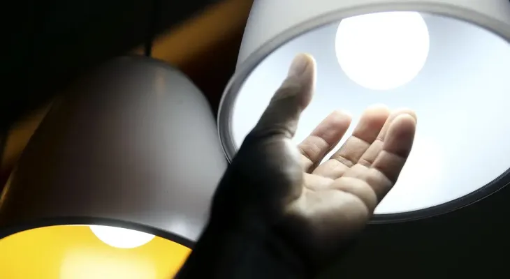 Setembro continua com conta de luz mais cara e bandeira vermelha