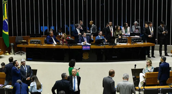 Plenário vota reajuste de policiais do DF e novos cargos para o TRF5