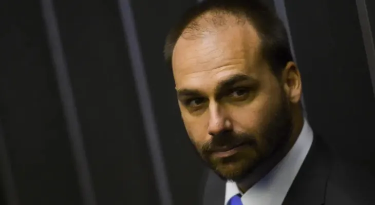 Eduardo Bolsonaro sugere colocar Pix na mesa de negociação com os EUA e cita até substituição pelo Zelle