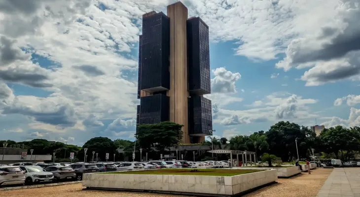 Juros bancários sobem em janeiro e crédito para famílias chega a 61% ao ano