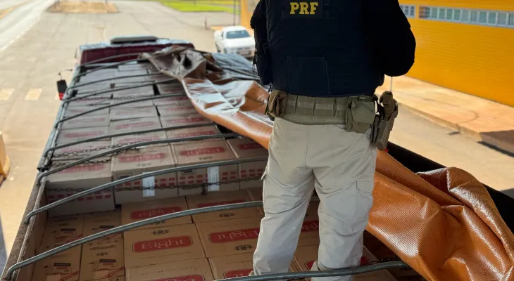 PRF apreende carreta estrangeira com cigarros contrabandeados em Guaíra (PR)