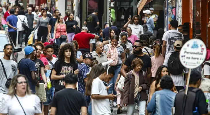 Renda de pessoas negras equivale a 58% da de brancas, mostra estudo