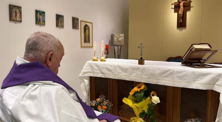 Papa pode aparecer neste domingo para saudação aos fiéis, diz Vaticano