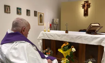 Papa pode aparecer neste domingo para saudação aos fiéis, diz Vaticano