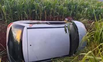 Jovem fica ferida em acidente na PRC-467 e motorista foge após capotamento