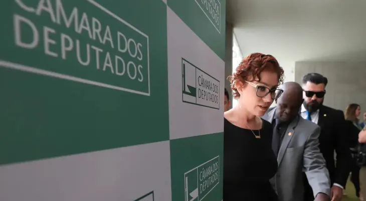 Moraes libera redes sociais da deputada Carla Zambelli