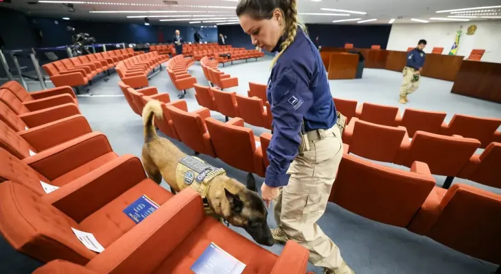Ex-desembargador provoca tumulto e é detido no julgamento sobre trama golpista