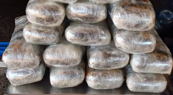 PRF apreende mais de 15 quilos de Haxixe escondidos na caixa de ar em um veículo, em Guaíra (PR)