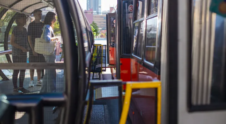 Urbs testa anteparo contra fura-catracas em estação-tubo de Curitiba