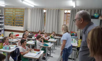 Prefeitura de Toledo entrega primeira parte dos kits escolares
