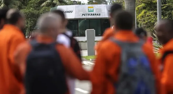 Petroleiros param por 24 horas contra mudanças no teletrabalho e PLR