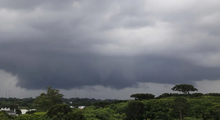 Frente fria no Sul do Brasil traz temporais para o Paraná nesta sexta-feira, informa Simepar