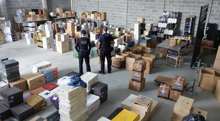Polícia Federal e Receita fecham depósito clandestino de bebidas em Fazenda Rio Grande