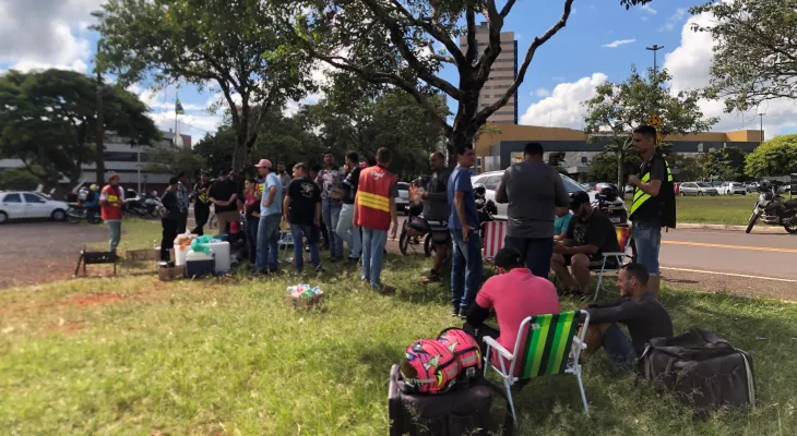 Entregadores de aplicativo realizam paralisação pedindo por reajuste de tarifas