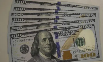Ibovespa bate recorde histórico e dólar cai abaixo de R$ 5 em dia de euforia no mercado