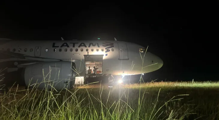 Avião da Latam sai da pista durante pouso no aeroporto de Chapecó