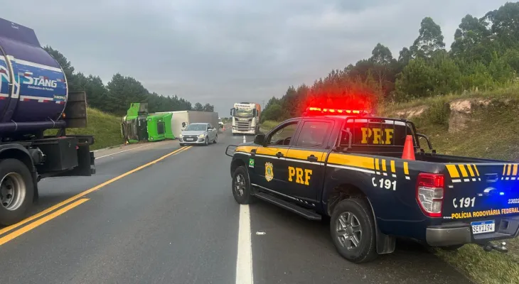Caminhão tomba na BR-277 em Porto Amazonas e interdita parcialmente a pista