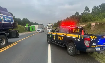 Caminhão tomba na BR-277 em Porto Amazonas e interdita parcialmente a pista