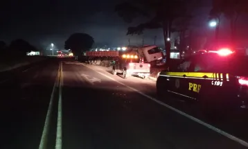 Acidente entre caminhões deixa um morto na BR-369