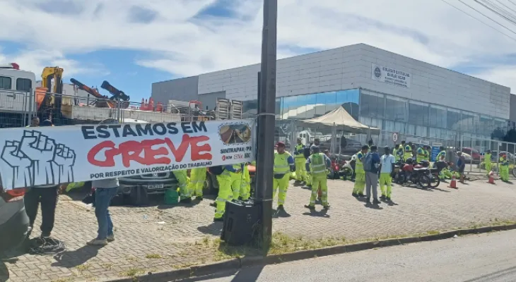 Em greve, funcionários liberam cancelas na praça de pedágio de Irati