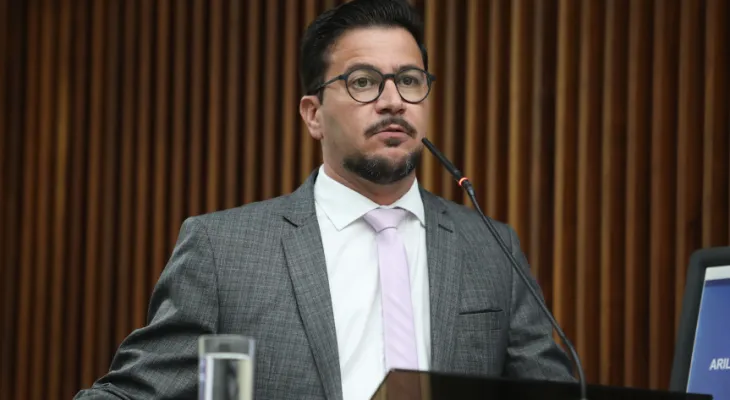 “Governo do Paraná libera dados sensíveis à fundação contratada sem licitação”, alerta líder da Oposição