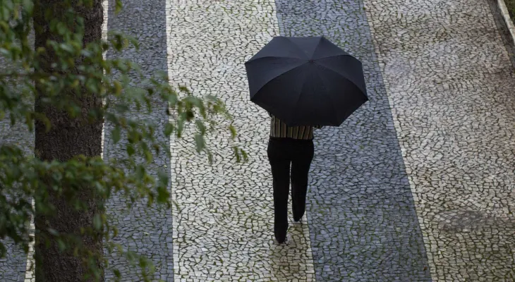 Frio volta com força ao Paraná e domingo terá chuva em várias regiões
