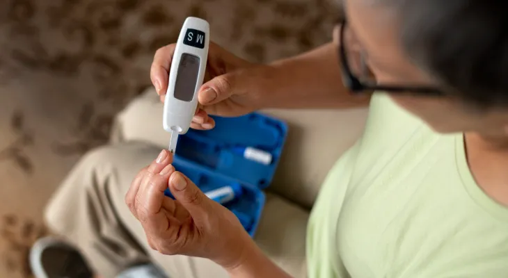 Mãe de gêmeos com diabetes consegue horário especial de trabalho para cuidar dos filhos em Curitiba