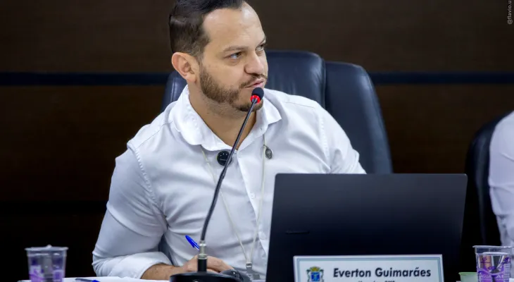 Everton Guimarães pede certidão anual de antecedentes para servidores da Educação