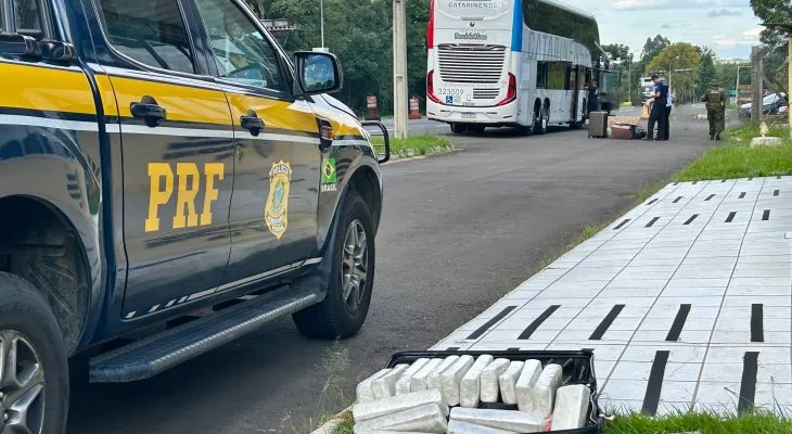 PRF apreende cerca de 21 quilos de maconha em ônibus na BR-277, em Irati
