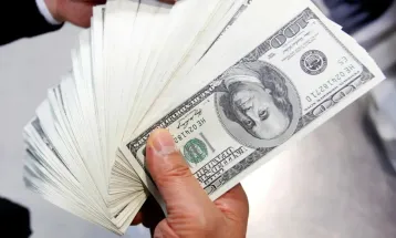 Dólar fecha em alta a R$ 5,06 e Bolsa cai com prévia da inflação acima do esperado