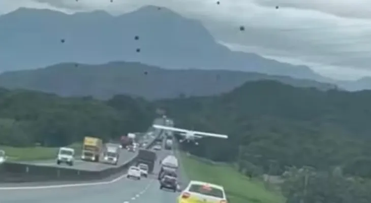 Avião faz pouso de emergência em rodovia movimentada de Santa Catarina