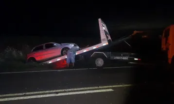 Batida frontal deixa duas pessoas feridas na PR-585