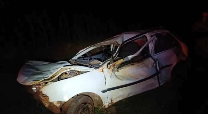 Motorista morre e passageiro fica ferido em capotamento na PR-473