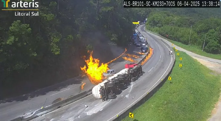 Carreta carregada com combustível tomba, explode e fogo atinge vários carros em rodovia