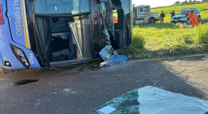 Dez pessoas morrem em capotamento de ônibus
