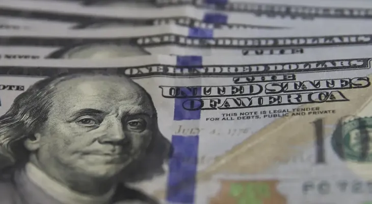 Dólar oscila pouco e fecha perto da estabilidade sob tensão entre EUA e Irã