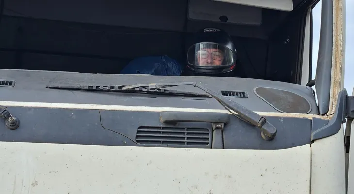 PRF flagra carreta sem para-brisas, caminhoneiro de capacete e peças amarradas com cordas