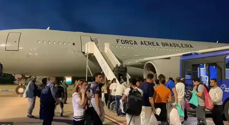 Avião com 96 brasileiros deportados dos EUA chega ao Brasil