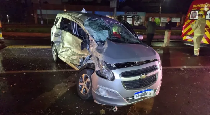 Mulher morre em grave colisão entre ônibus e carro no Trevo da Portal, em Cascavel