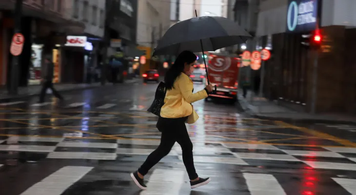 Temporal atinge o Paraná e deixa rastro de chuva intensa e granizo no Oeste