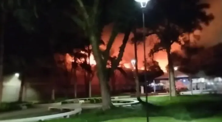 Incêndio de grandes proporções atinge Teatro da PUC em Curitiba