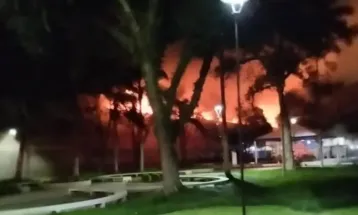 Incêndio de grandes proporções atinge Teatro da PUC em Curitiba