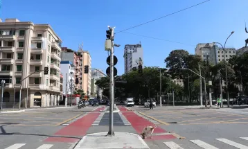 Cai à metade proporção de brasileiros que vivem em ruas sem calçada