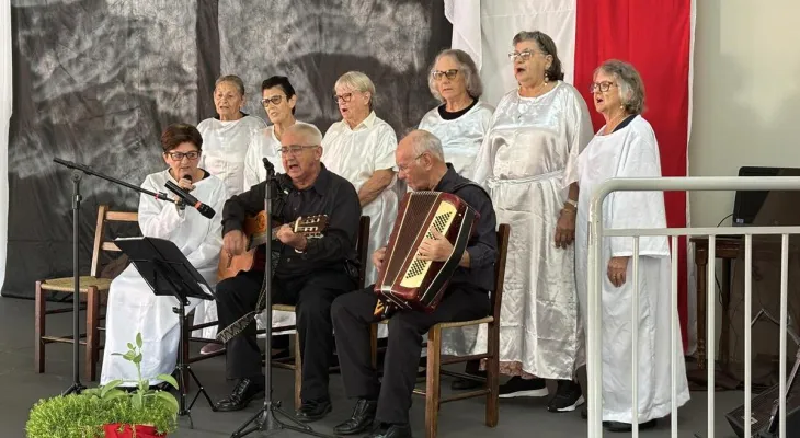 Idosos ser reúnem para celebração da Páscoa, em Toledo