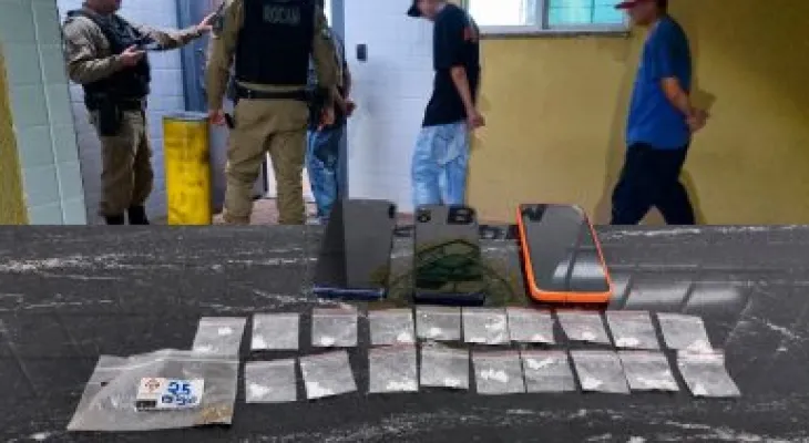 PM flagra venda de drogas durante live em bar e prende dois homens