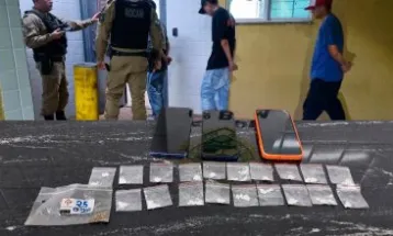 PM flagra venda de drogas durante live em bar e prende dois homens